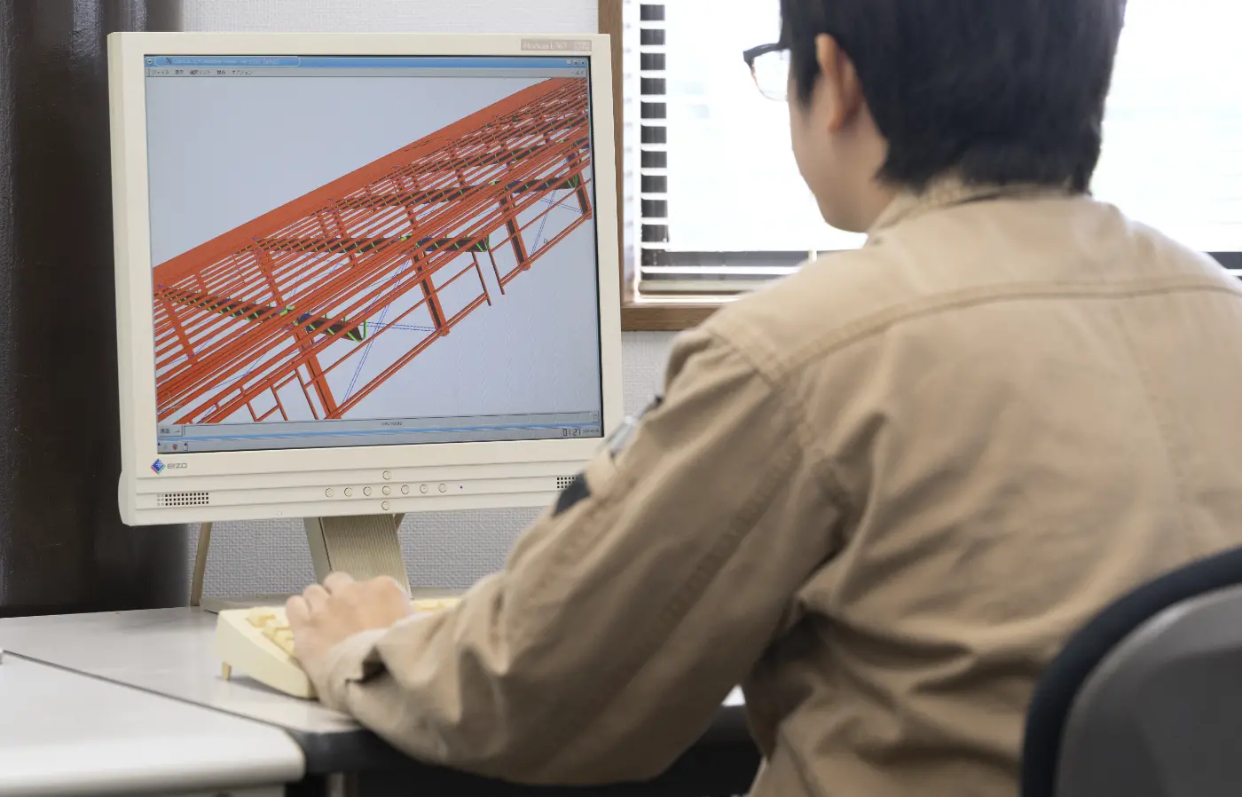 パソコンで作業する従業員の画像